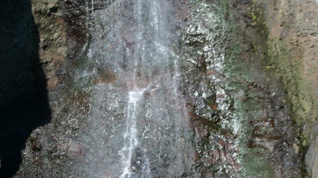 무지개가 있는 폭포