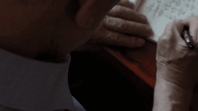 노트에 글을 쓰는 노인