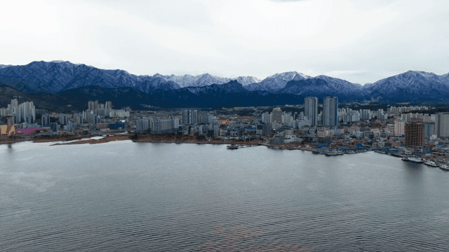 산과 바다가 있는 도시 풍경