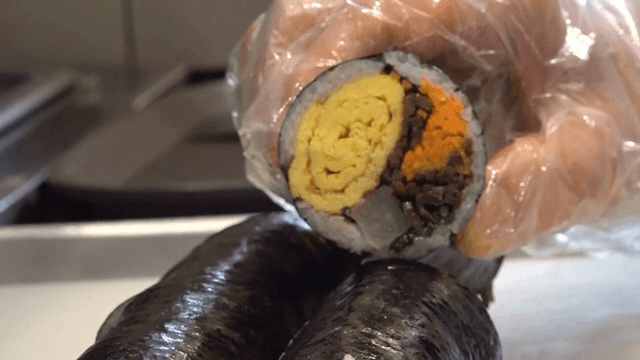 계란과 채소가 들어간 김밥