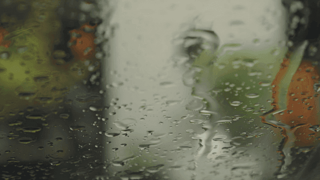 창문에 맺힌 빗방울과 흐릿한 배경