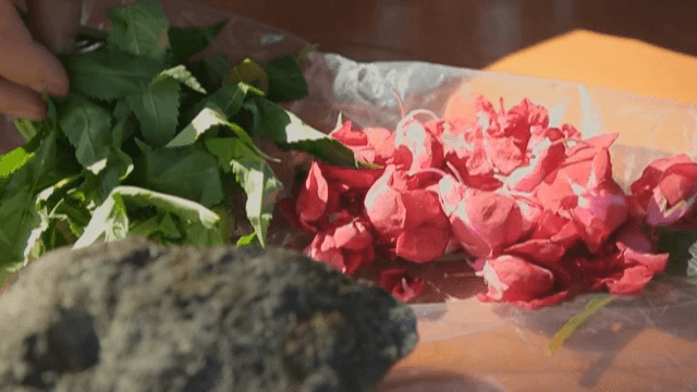 테이블 위의 신선한 빨간 꽃잎과 녹색 잎