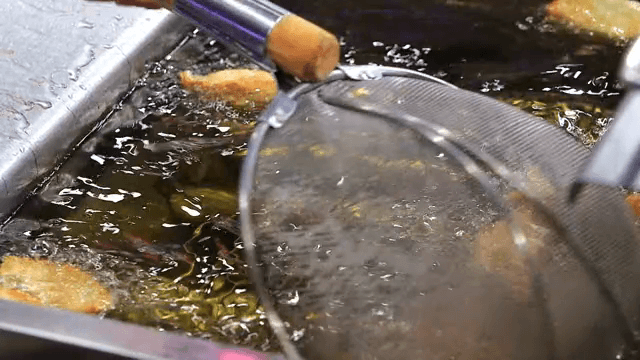 뜨거운 기름에 튀겨지는 만두