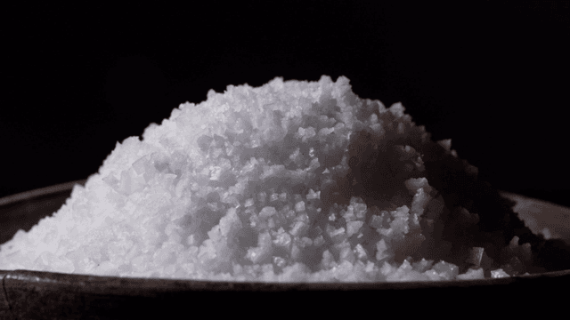 나무 그릇에 담긴 굵은 소금