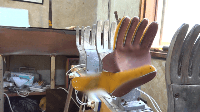 작업장에 있는 몰드에 끼워진 야구 글러브 가죽