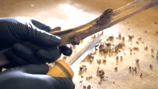 정교하게 나무를 조각하는 손