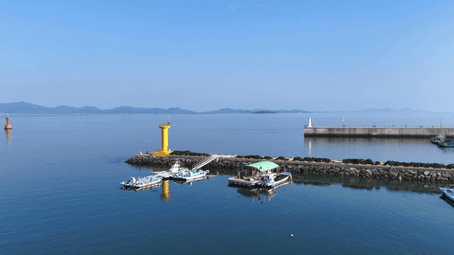 등대와 배가 있는 바다