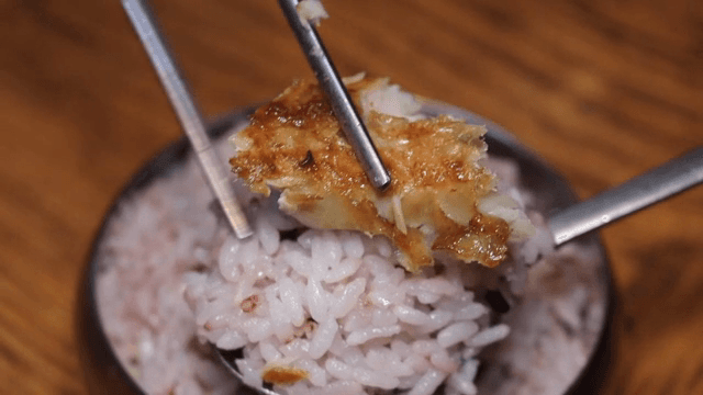 구운 생선과 함께한 밥 한 숟가락