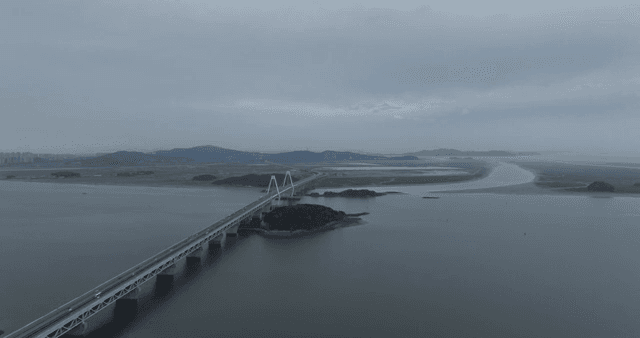 고요한 바다 위의 긴 다리