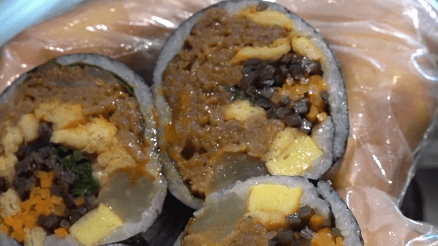 다양한 재료가 들어간 김밥