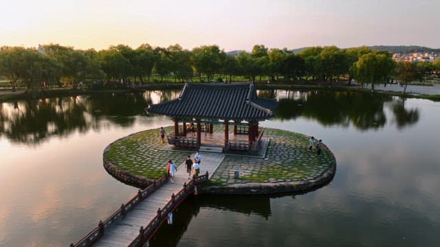 고요한 연못 위의 전통 정자