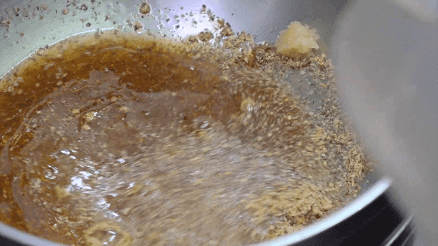 그릇에서 섞이는 들기름 간장 양념