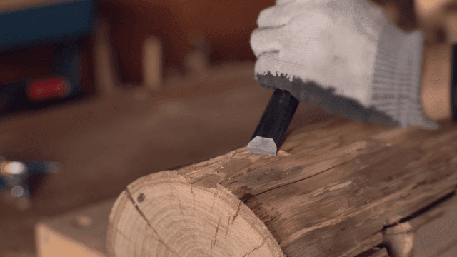 끌과 망치로 나무 조각하기