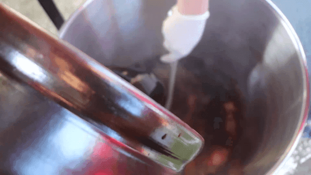 큰 냄비에 간장을 붓는 장면