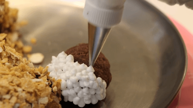 초콜릿 디저트에 크림 장식하기