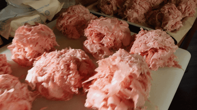 도마 위에 쌓인 얇게 썬 햄