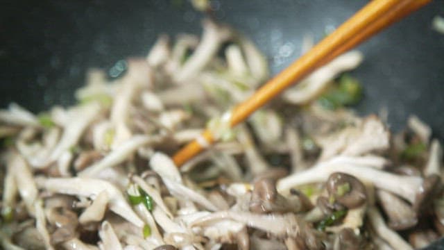 팬에서 볶아지는 느타리버섯