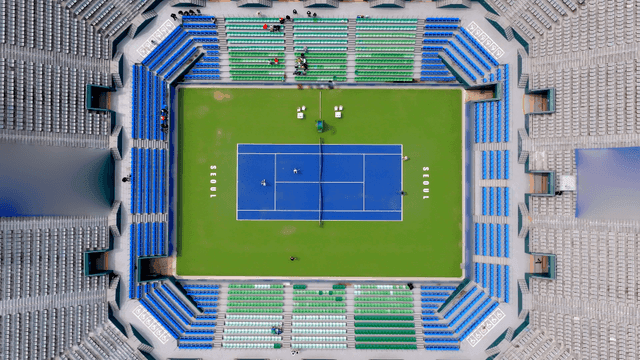 대형 경기장에서의 테니스 경기