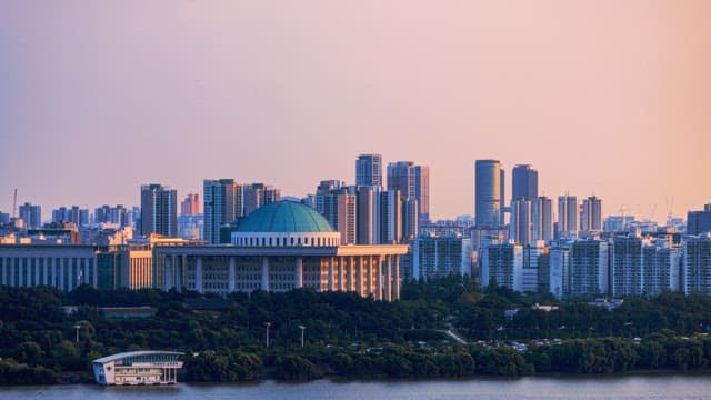 해질녘의 도시 전경