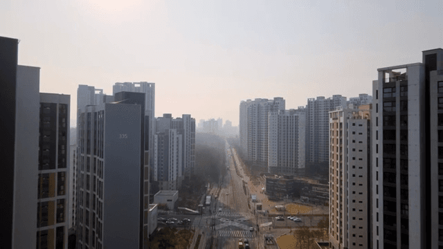 고층 건물과 도로가 있는 도시 풍경