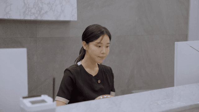 프론트 데스크에서 근무하는 직원