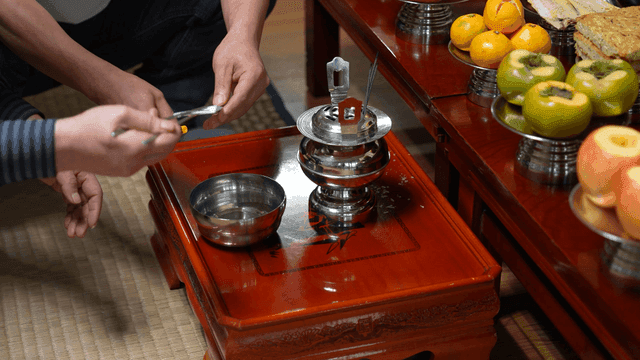 차례상에 올린 지방을 태우는 전통 명절 의식