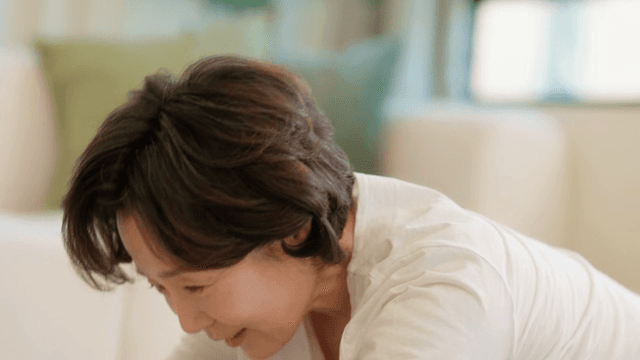 실내에서 스트레칭하는 여성