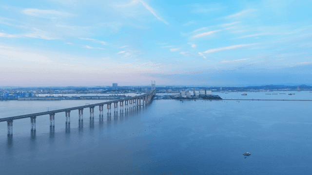 잔잔한 바다 위로 뻗은 긴 다리