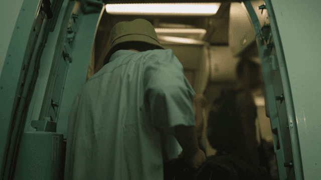 짐을 들고 비행기에 탑승하는 사람