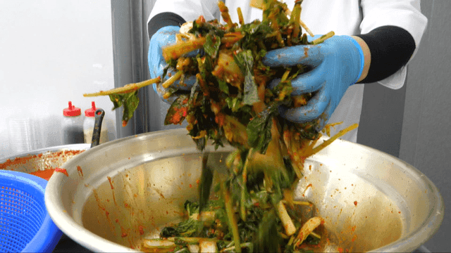 큰 양푼에서 버무리는 열무김치