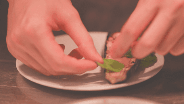 신선한 야채들이 올라가는 가지구이