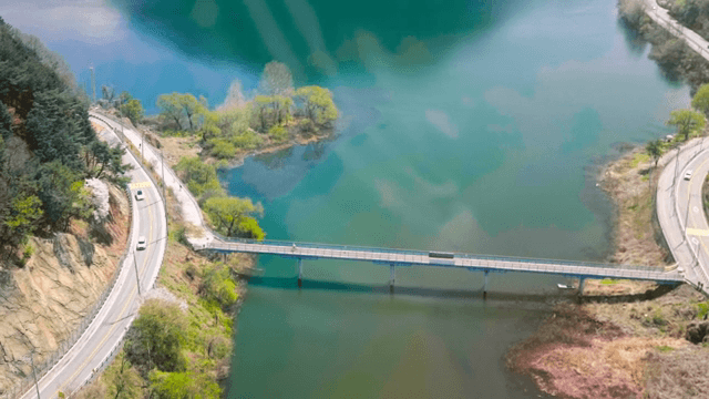 고요한 강 옆의 구불구불한 도로