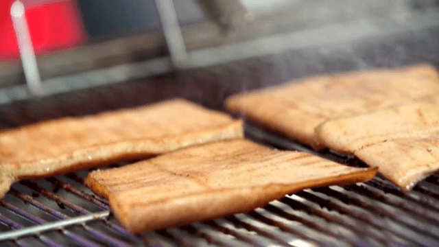 그릴 위에서 구워지고 있는 돼지껍데기