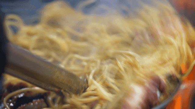 Stir-frying noodles with seafood