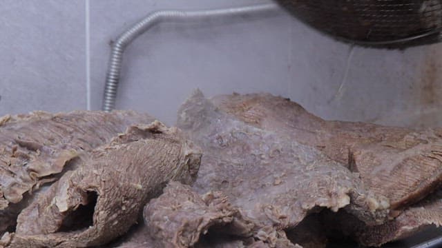 삶은 돼지고기를 썰어 탕에 넣기