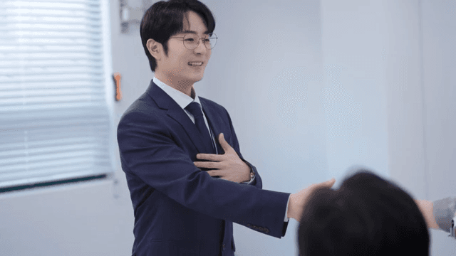 계약서에 사인한 후 건네받는 미팅 현장