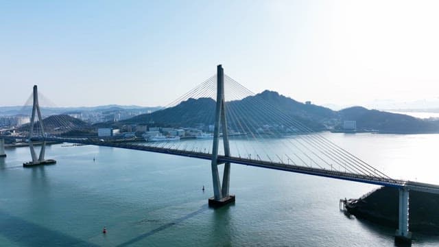 잔잔한 푸른 바다 위의 큰 다리