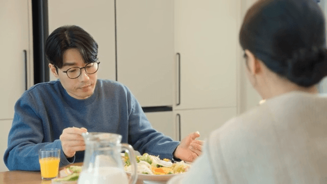 냉랭한 분위기 속에서 함께 식사하는 남성