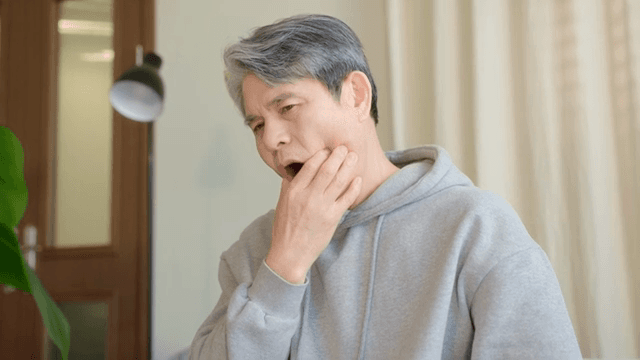 턱관절이 아픈 노인