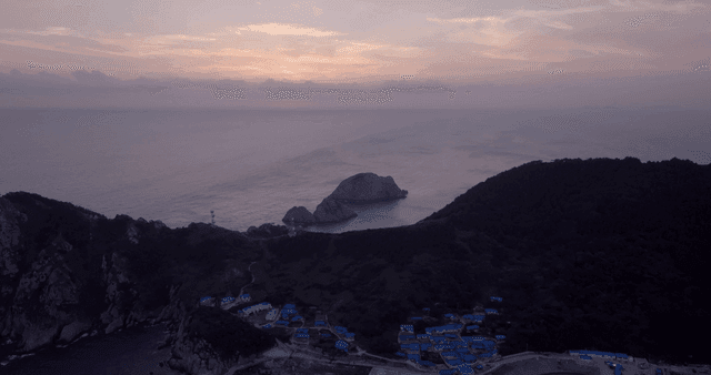 고요한 바다와 석양의 섬