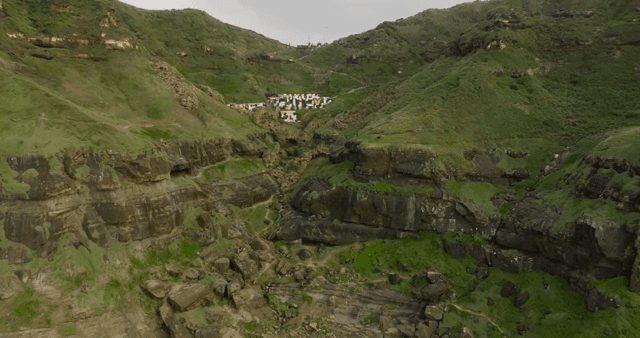 멀리 마을이 보이는 해안 절벽