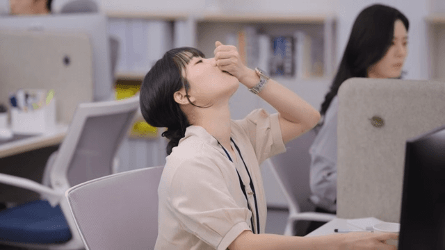 사무실에서 약을 챙겨먹는 직장인