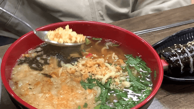 뜨거운 우동에 올라가는 튀김가루들