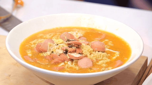 Ramyeon with sausages and egg