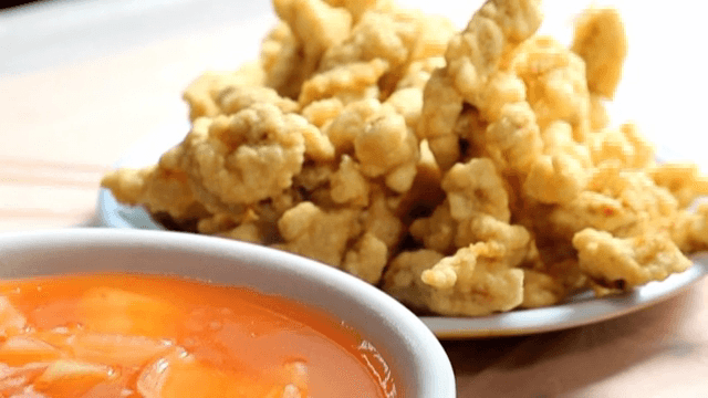 맛있어 보이는 탕수육과 소스