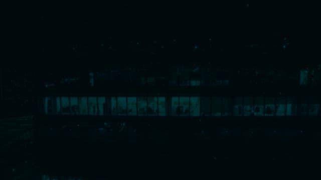 밤의 불 켜진 사무실이 보이는 빌딩의 외벽