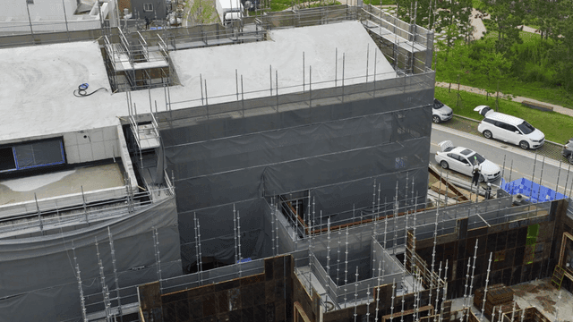 비계와 크레인이 있는 건설 현장