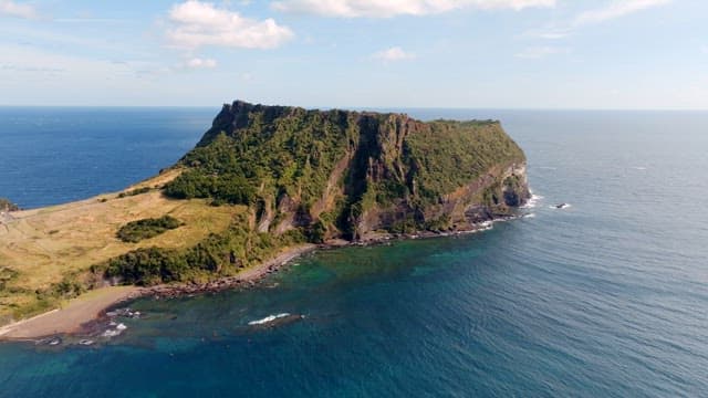 푸른 초목과 바다가 있는 아름다운 섬