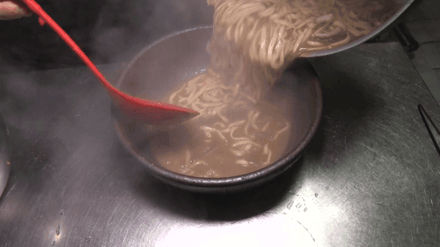 도자기 그릇에 옮겨 담는 칼국수