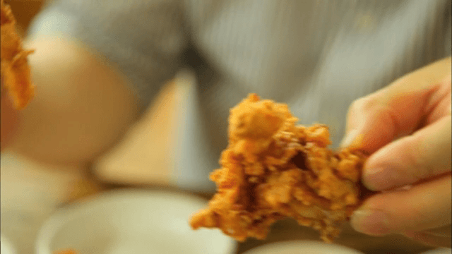 손으로 집은 바삭한 후라이드 치킨